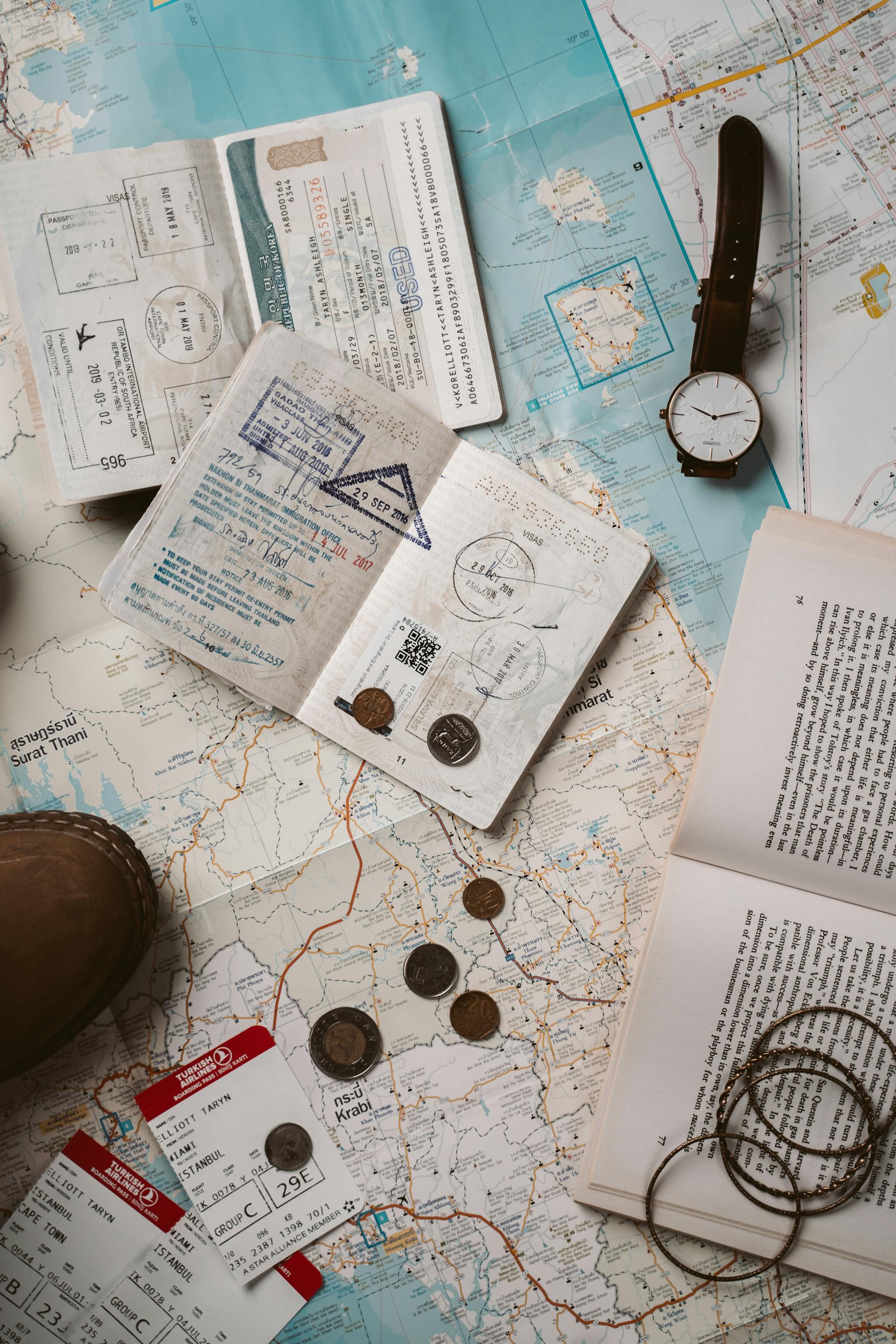 Viajera planificando su próximo destino con un mapa y una cámara